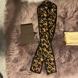 Authentic Louis Vuitton Silk Leopard Bandeau Scarf Marron